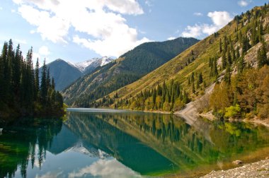 Kazakistan 'daki Kolsay Gölü' nün sonbahar manzarası.
