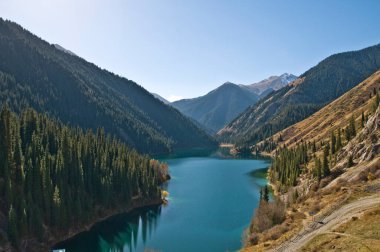 Kazakistan 'daki Kolsay Gölü' nün sonbahar manzarası.