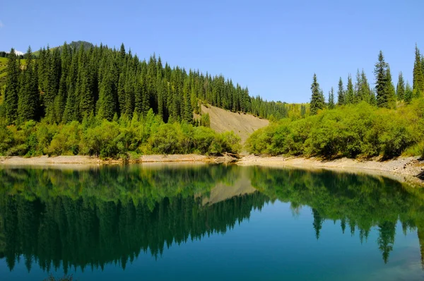 Kazakistan 'daki Kolsay Gölü' nün sonbahar manzarası.