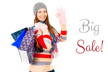 şapkalı alışveriş torbaları izole beyaz arka plan, kış, satış, alışveriş kavramı, büyük satış metin üzerinde tutan çekici genç kadın 