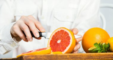 Erkek mutfak ahşap tablo kesme greyfurt eller