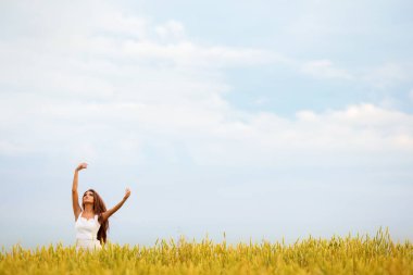 Yaz buğday alanında poz güzel genç