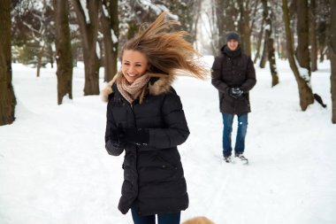 Mutlu genç çift kış parkında eğleniyor. 