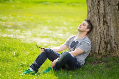 Samimi bir parkta dışında gözlüklü adam portresi.