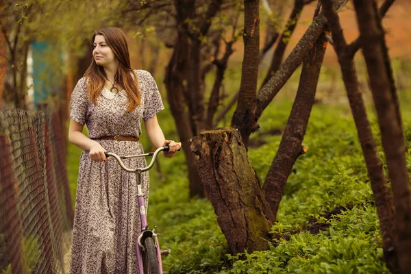 Προσωπογραφία Νεαρής Γυναίκας Στο Ρομαντικό Φόρεμα Παλιά Vintage Ποδηλάτων Στον — Φωτογραφία Αρχείου