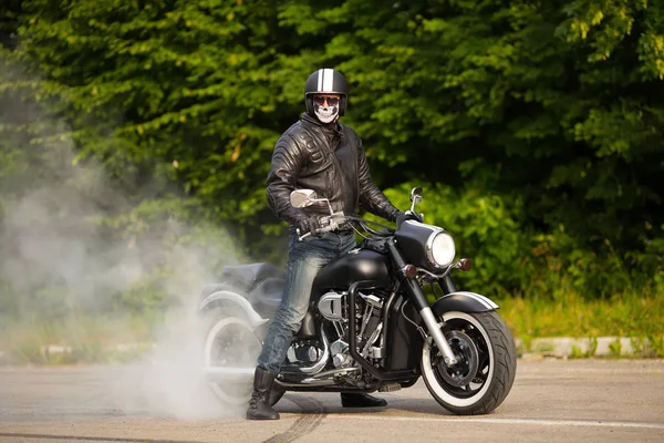 マスクと道路に大きなバイクに座ってヘルメットでバイクに乗る人 — ストック写真
