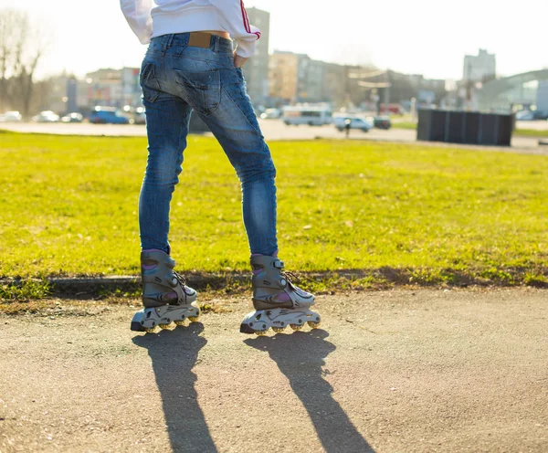 Nohy Ženských Roller Skater Poblíž Zelený Trávník — Stock fotografie