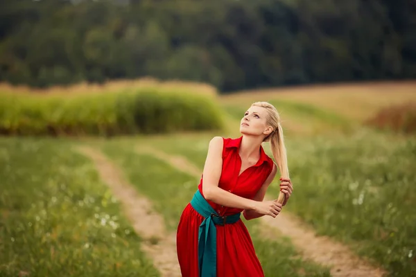 Красивая Молодая Блондинка Красном Платье Ходить Зеленом Летнем Поле — стоковое фото