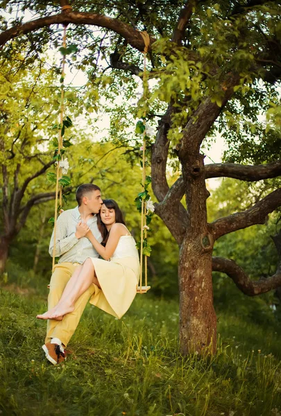 Young Couple Kiss Park Tree Swing — Stock Photo, Image