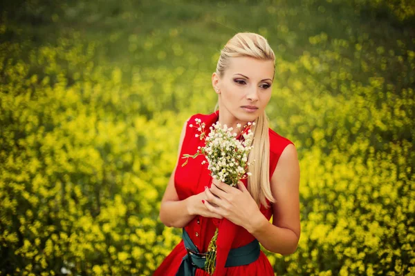 Hermosa Joven Rubia Vestido Rojo Con Flores Manzanilla Campo Verde — Foto de Stock