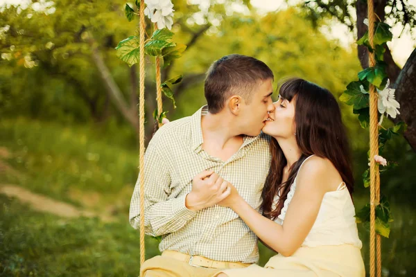 Jovem Casal Feliz Beijando Parque Balanço Árvore — Fotografia de Stock