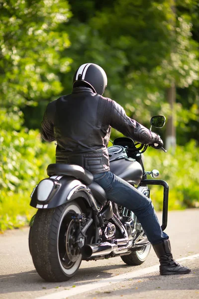 ビュー 裏の道に大きなバイクに座ってヘルメット バイク — ストック写真