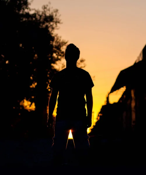 バックライト シルエット男と日の出 — ストック写真