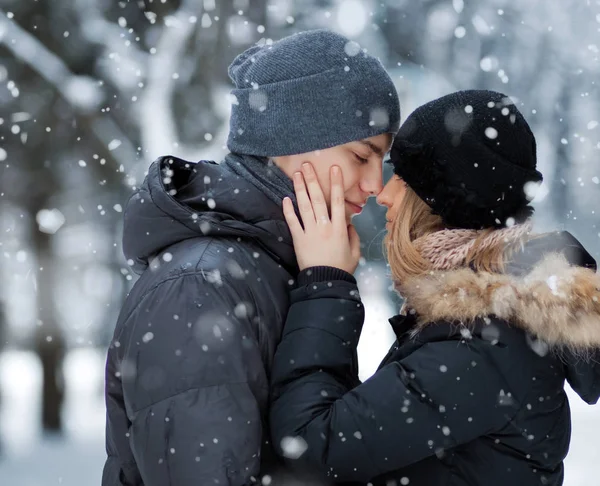 Happy Young Couple Kissing Winter Park — Stock Photo, Image