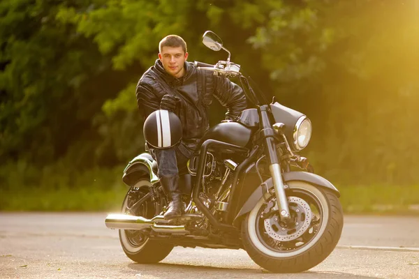 Bonito Jovem Motociclista Com Capacete Sentado Grande Bicicleta Estrada — Fotografia de Stock