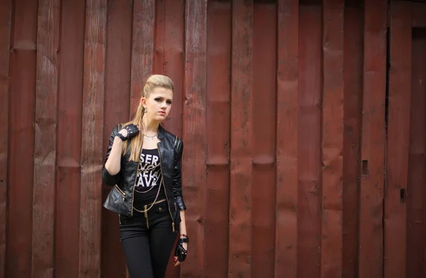 Tyylikäs Nuori Blondi Nainen Mustassa Nahkatakissa Metalliseinää Vasten Rock Tyyli — kuvapankkivalokuva
