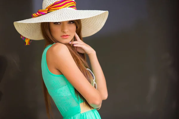 Schöne Junge Frau Mit Elegantem Hut Und Sonnenbrille Posiert — Stockfoto