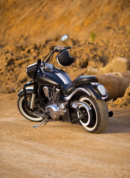 Großes Sauberes Schwarzes Und Unbekanntes Chopperbike Der Wüste — Stockfoto