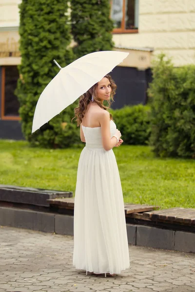 Красивая Счастливая Невеста Белом Платье Декоративным Зонтиком Фоне Зеленой Природы — стоковое фото