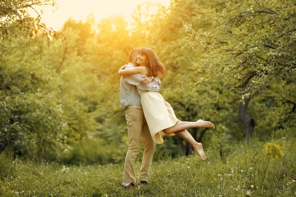 Casal Feliz Abraçando Parque Verão Pôr Sol — Fotografia de Stock