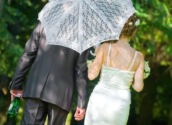 Ung Gifta Bara Par Promenader Med Spets Paraply Bakifrån — Stockfoto