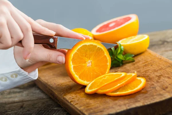 Manos Femeninas Cortando Naranja Sobre Mesa Madera Cocina —  Fotos de Stock