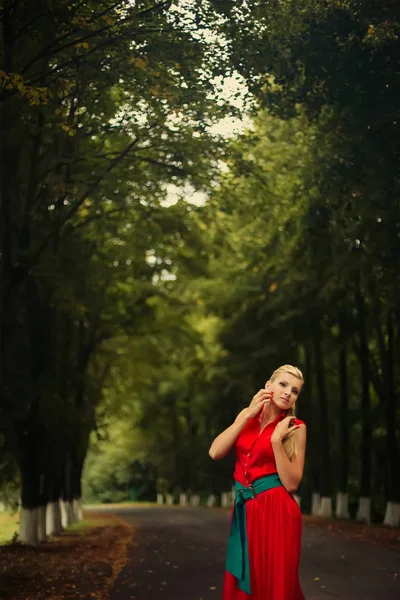 Portrait Belle Jeune Femme Posant Robe Rouge Dans Parc Été — Photo