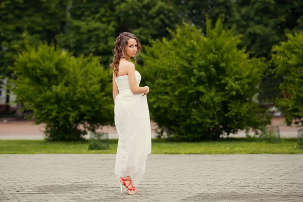 Belle Jeune Femme Robe Élégante Luxe Posant Dans Parc Été — Photo