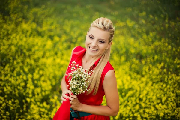 Красивая Улыбающаяся Блондинка Красном Платье Ромашковыми Цветами Позирует Зеленом Летнем — стоковое фото