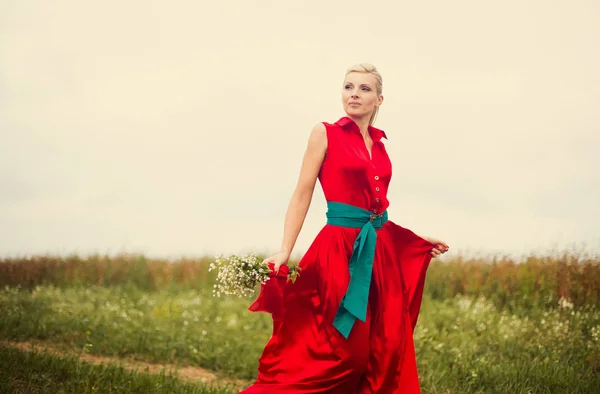 Mulher Loira Jovem Bonita Vestido Vermelho Com Flores Camomila Campo — Fotografia de Stock