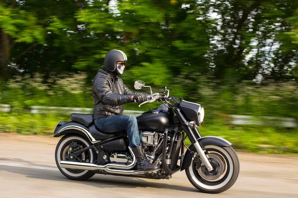 Câmera Lenta Motociclista Andar Moto Desconhecida Com Movimento Embaçado Conceito — Fotografia de Stock