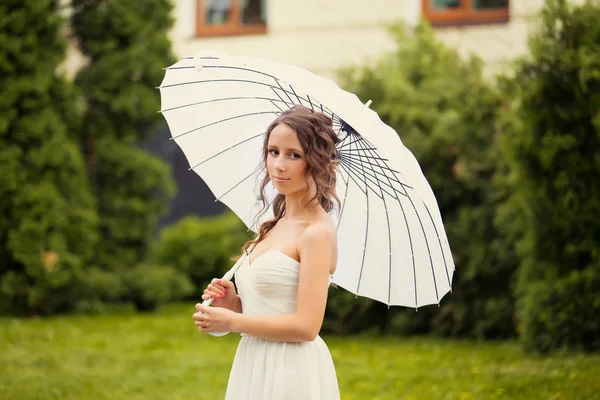 Bela Noiva Feliz Vestido Branco Com Guarda Chuva Decorativo Contra — Fotografia de Stock