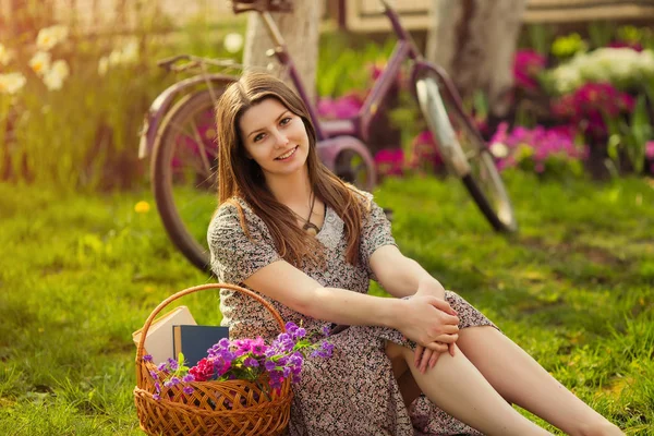 Bela Jovem Mulher Vestido Sentado Grama Com Cesta Flores — Fotografia de Stock