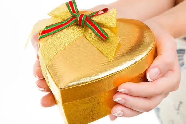 Weibliche Hände Halten Schöne Goldene Geschenkschachtel Mit Roter Schleife Isoliert — Stockfoto