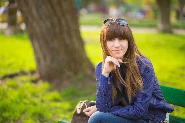 Piękna Kobieta Uśmiechając Się Moda Torebka Siedzi Czeka Ławce Parku — Zdjęcie stockowe