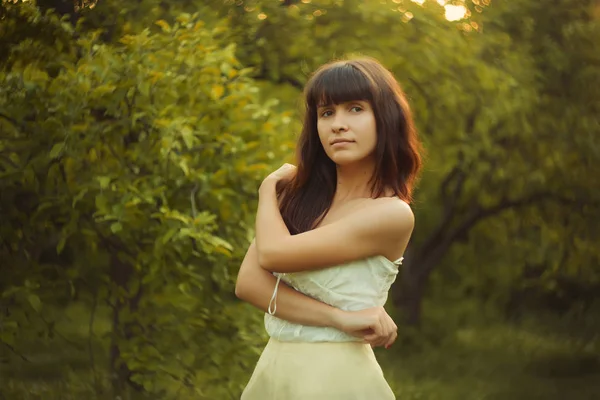 Belle Jeune Femme Posant Dans Parc Été — Photo