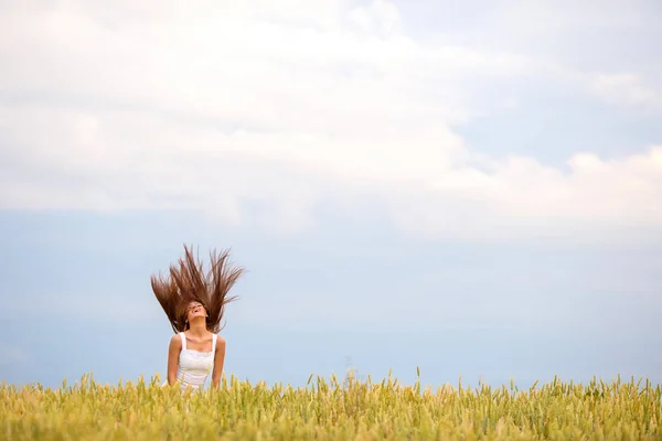 Красивая Молодая Женщина Позирует Летнем Пшеничном Поле — стоковое фото