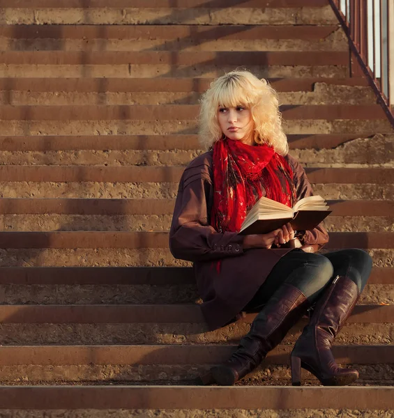 Young Blonde Woman Leather Coat Sitting Stairs Reading Book — Stock Photo, Image