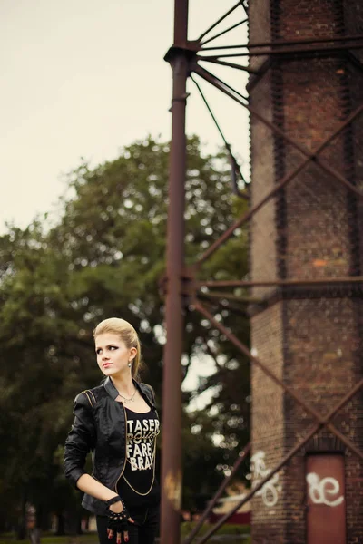 Élégante Jeune Femme Blonde Cuir Noir Veste Contre Construction Métallique — Photo