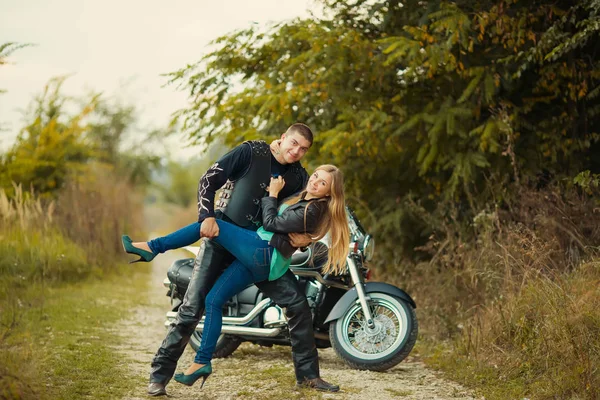 Junges Paar Mit Schönem Fahrrad Unterwegs — Stockfoto