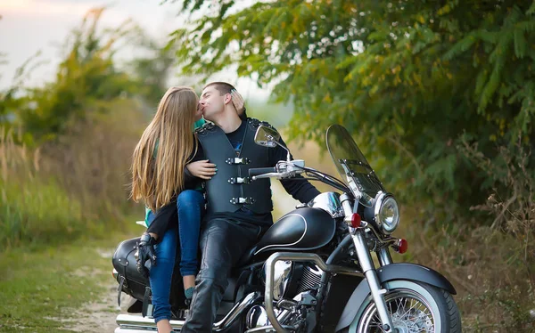 Pareja Joven Con Hermosa Bicicleta Carretera —  Fotos de Stock