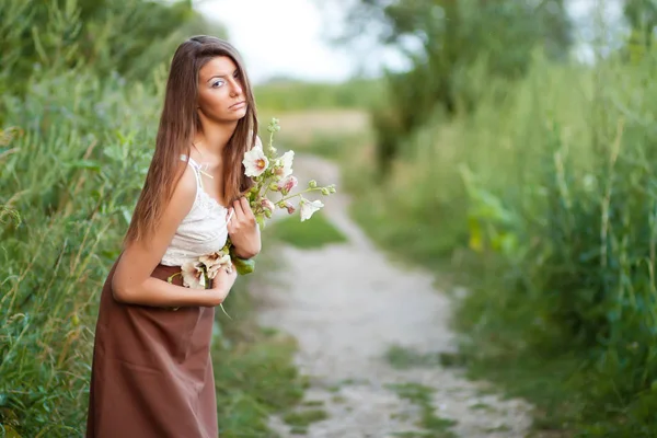 Joven Hermosa Mujer Con Pelo Largo Campo Con Flores —  Fotos de Stock