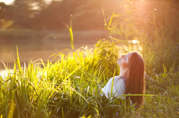 Krásná Mladá Žena Relaxační Venkovní Stání Řece — Stock fotografie