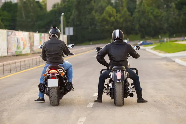 Dva Motorkáři Motorek Silnici Zadní Pohled — Stock fotografie