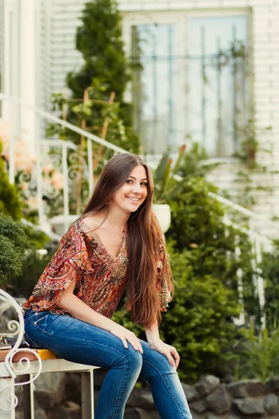 Portrait Jeune Femme Assise Sur Banc Dans Parc Printanier — Photo