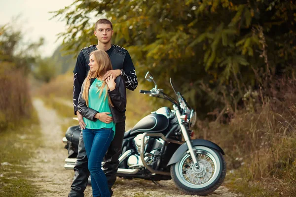 Pareja Joven Con Hermosa Bicicleta Carretera —  Fotos de Stock