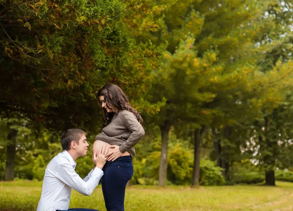 Feliz Jovem Casal Grávida Parque — Fotografia de Stock