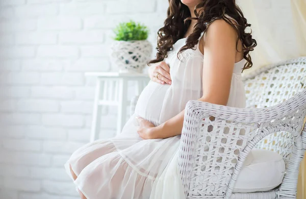 Giovane Donna Incinta Con Tulipani Rossi Seduta Sul Divano — Foto Stock