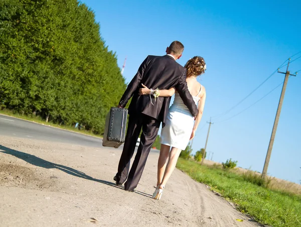 Joven Pareja Recién Casados Caminando Por Carretera Vista Trasera —  Fotos de Stock