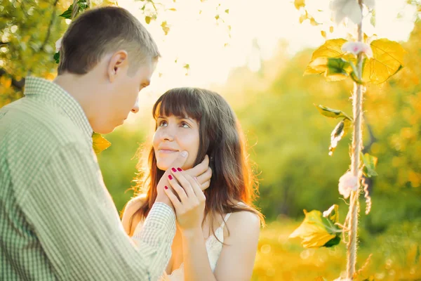 Jeune Couple Embrasse Dans Parc Sur Une Balançoire — Photo